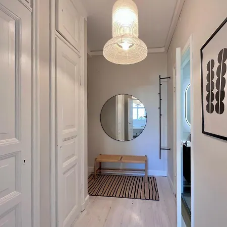 Stylish Flat Next To Metro شقة