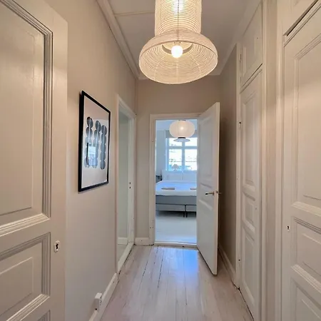 Stylish Flat Next To Metro Apartment *